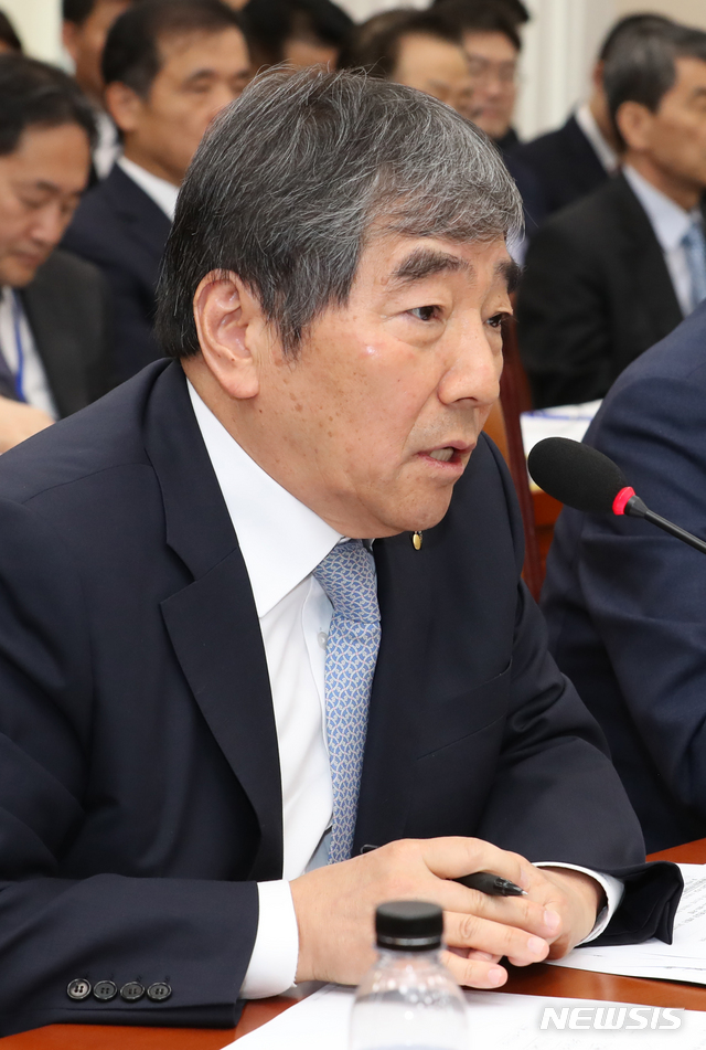 【서울=뉴시스】김명원 기자 = 윤석헌금융감독원 원장이 21일 오전 서울 여의도 국회 정무위원회에서 열린 금융위원회 금융감독원 종합 국정감사에서 의원들의 질의에 답변하고 있다. 2019.10.21. kmx1105@newsis.com