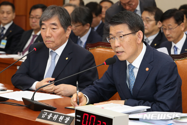 【서울=뉴시스】김명원 기자 = 은성수 금융위원회 위원장이 21일 오전 서울 여의도 국회 정무위원회에서 열린 금융위원회 금융감독원 종합 국정감사에서 의원들의 질의에 답변하고 있다.&nbsp; 2019.10.21. kmx1105@newsis.com