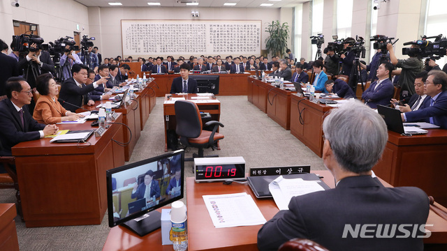 【서울=뉴시스】이종철 기자&nbsp; = 여,야 의원들이 21일 오전 서울 여의도 국회에서 열린 법제사법위원회 종합국정감사에서 패스트트랙 관련 공방을 벌이고 있다. 2019.10.21.jc4321@newsis.com