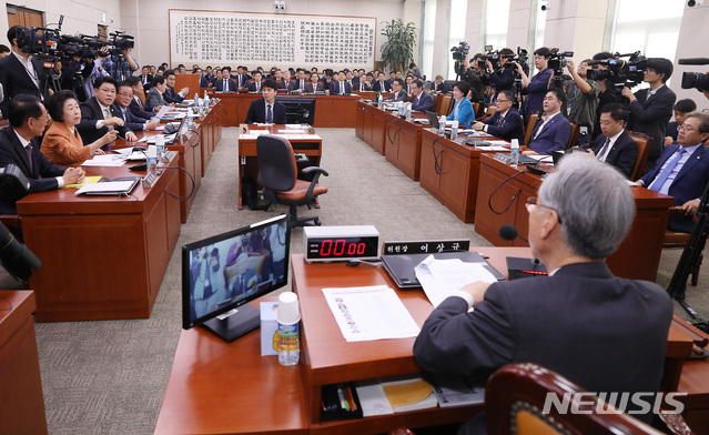 【서울=뉴시스】이종철 기자 = 여,야 의원들이 21일 서울 여의도 국회에서 열린 법제사법위원회 종합국정감사에서 패스트트랙 관련 공방을 벌이고 있다. 2019.10.21. jc4321@newsis.com