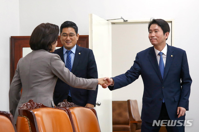 【서울=뉴시스】 고승민 기자 = 이인영 더불어민주당 원내대표와 나경원 자유한국당 원내대표가 21일 서울 영등포구 여의도 국회에서 교섭단체 원내대표 회동 전 인사를 나누고 있다. 2019.10.21.&nbsp;&nbsp; photo@newsis.com