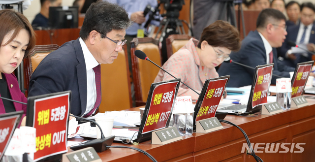 【서울=뉴시스】김명원 기자 = 자유한국당 과학기술정보방송통신위원회 위원들이 21일 오전 서울 여의도 국회 과학기술정보방송통신위원회에서 열린 방송통신위원회·원자력안전위원회 소관 감사 대상기관 종합 국정감사에서 책상 노트북에 '위법 5관왕, 한상혁 OUT' 문구가 적힌 글을 붙이고 감사를 하고 있다.&nbsp; 2019.10.21. kmx1105@newsis.com
