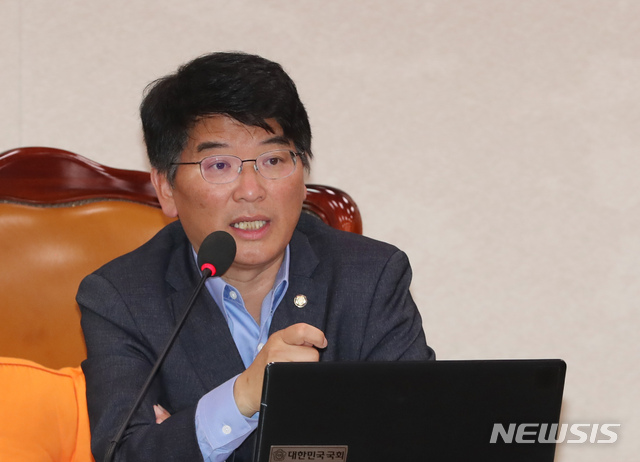 【서울=뉴시스】고승민 기자 = 박완주 민주당 의원이 21일 서울 여의도 국회에서 열린 농림축산식품해양수산위원회의 해양수산부 및 소관기관 국정감사(종합감사)에서 문성혁 해수부 장관에게 질의를 하고 있다. 2019.10.21.kkssmm99@newsis.com