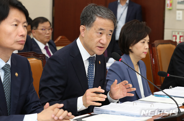 【서울=뉴시스】김명원 기자 = 박능후 보건복지부 장관이 21일 오전 서울 여의도 국회 보건복지위원회에서 열린 보건복지부·식품의약품안전처 등 감사 대상기관 종합 국정감사에서 의원들의 질의에 답변하고 있다. 2019.10.21. kmx1105@newsis.com