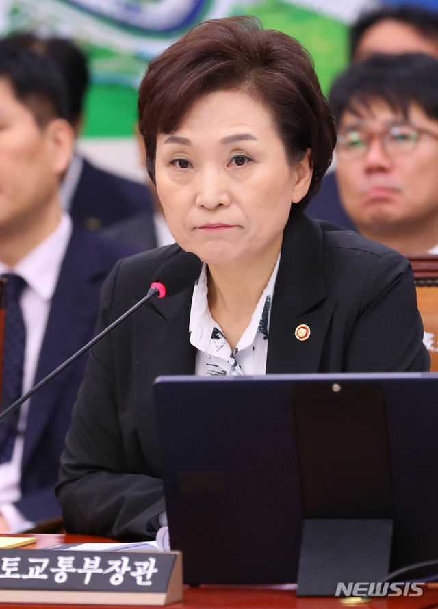 【서울=뉴시스】 장세영 기자 = 김현미 국토교통부 장관이 21일 오전 서울 여의도 국회에서 열린 국토교통위원회 소관 국토교통부, 행정중심복합도시건설청, 새만금개발청 마지막 종합국정감사에 참석해 의원 질의를 경청하고 있다. 2019.10.21. photothink@newsis.com