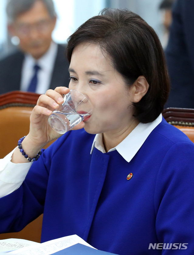 【서울=뉴시스】 장세영 기자 = 유은혜 부총리 겸 교육부장관이 21일 오전 서울 여의도 국회에서 열린 교육위원회 소관 교육부 본부와 소속기관, 국립대, 교육청 마지막 종합국정감사에 참석해 김현아 자유한국당 의원의 조국 전장관 관련 질의에 답하고 물을 마시고 있다. 2019.10.21. photothink@newsis.com