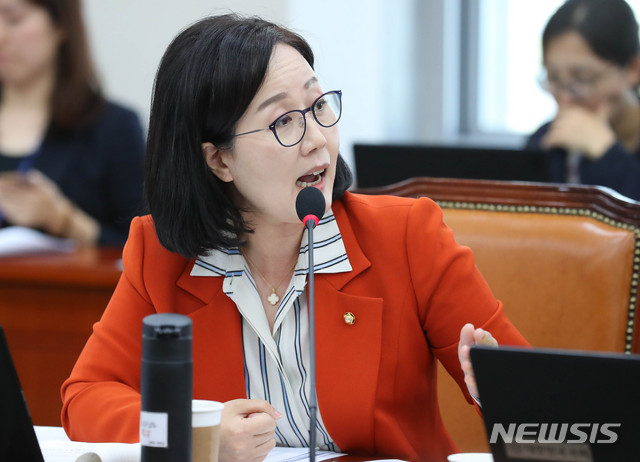 【서울=뉴시스】 장세영 기자 = 김현아 자유한국당 의원이 21일 오전 서울 여의도 국회에서 열린 교육위원회 소관 교육부 본부와 소속기관, 국립대, 교육청 마지막 종합국정감사에 참석해 유은혜 부총리 겸 교육부장관에게 조국 전 장관 관련 질의를 하고 있다. 2019.10.21.&nbsp; photothink@newsis.com