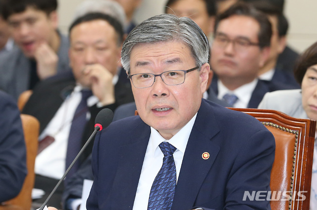 【서울=뉴시스】이종철 기자 = 이재갑 고용노동부 장관이 21일 오전 서울 여의도 국회에서 열린 환경노동위원회 종합국정감사에서 의원들의 질의에 답변을 하고 있다. 2019.10.21.jc4321@newsis.com