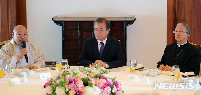 【서울=뉴시스】배훈식 기자 = 문재인 대통령이 21일 청와대 상춘재에서 열린 7대 종단 지도자 초청 오찬 간담회에서 참석, 원행 스님의 인사말을 경청하고 있다. 왼쪽부터 원행 스님, 문 대통령, 김희중 대주교. 2019.10.21.&nbsp; dahora83@newsis.com
