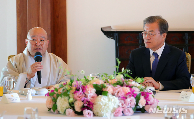 【서울=뉴시스】배훈식 기자 = 문재인(오른쪽) 대통령이 21일 청와대 상춘재에서 열린 7대 종단 지도자 초청 오찬 간담회에서 참석, 원행 스님의 인사말을 경청하고 있다. 2019.10.21.&nbsp; dahora83@newsis.com