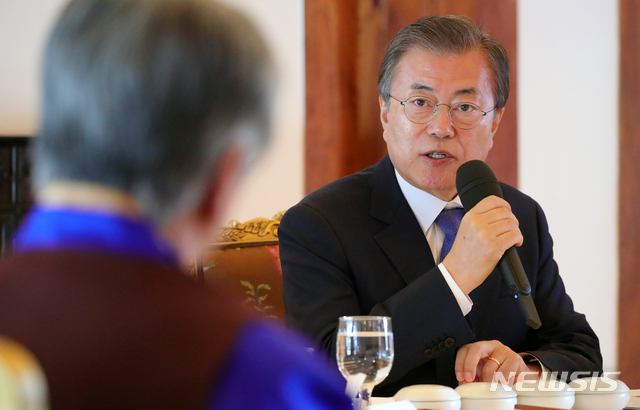 【서울=뉴시스】배훈식 기자 = 문재인 대통령이 21일 청와대 상춘재에서 열린 7대 종단 지도자 초청 오찬 간담회에서 참석, 모두발언을 하고 있다. 2019.10.21.&nbsp; dahora83@newsis.com