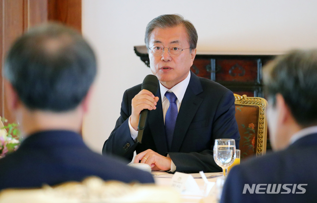 【서울=뉴시스】배훈식 기자 = 문재인 대통령이 21일 청와대 상춘재에서 열린 7대 종단 지도자 초청 오찬 간담회에서 참석, 모두발언을 하고 있다. 2019.10.21. dahora83@newsis.com