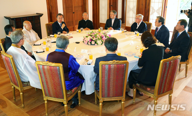 【서울=뉴시스】배훈식 기자 = 문재인 대통령이 21일 청와대 상춘재에서 열린 7대 종단 지도자 초청 오찬 간담회에서 참석, 모두발언을 하고 있다. 문 대통령부터 시계방향으로 김희중 대주교(천주교), 이홍정 목사(개신교, 김영근 성균관장(유교), 노영민 대통령 비서실장, 김거성 시민사회수석, 고민정 청와대 대변인, 강기정 정무수석, 송범두 교령(천도교), 오도철 교무(원불교), 김성복 목사(개신교) 원행 스님(불교). 2019.10.21.&nbsp; dahora83@newsis.com