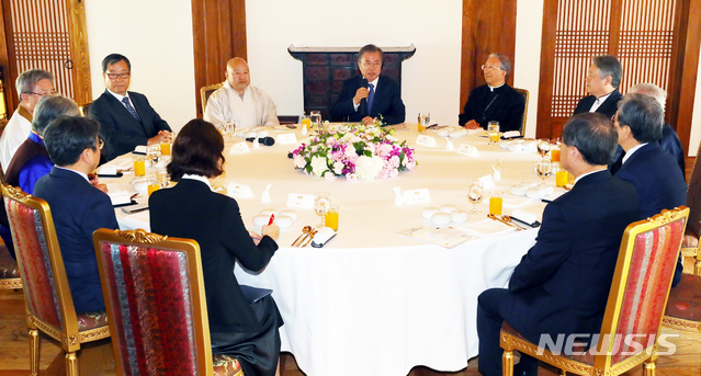 【서울=뉴시스】배훈식 기자 = 문재인 대통령이 21일 청와대 상춘재에서 열린 7대 종단 지도자 초청 오찬 간담회에서 참석, 모두발언을 하고 있다. 왼쪽 아래부터 시계방향으로 고민정 청와대 대변인, 강기정 정무수석, 송범두 교령(천도교), 오도철 교무(원불교), 김성복 목사(개신교) 원행 스님(불교), 문 대통령, 김희중 대주교(천주교), 이홍정 목사(개신교), 김영근 성균관장(유교), 노영민 대통령 비서실장, 김거성 시민사회수석. 2019.10.21.&nbsp; dahora83@newsis.com