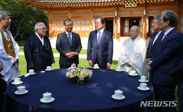 【서울=뉴시스】배훈식 기자 = 문재인 대통령이 21일 청와대 상춘재에서 열린 7대 종단 지도자 초청 오찬 간담회에서 참석해 종교 지도자들과 환담하고 있다. 왼쪽부터 오도철 교무(원불교), 김영근 성균관장(유교), 김성복 목사(개신교), 문 대통령, 원행 스님(불교), 이홍정 목사(개신교), 노영민 대통령 비서실장. 2019.10.21.&nbsp; dahora83@newsis.com