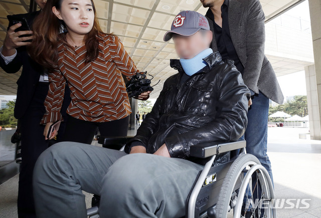 【서울=뉴시스】최동준 기자 = 조국 전 법무부 장관의 동생 조 모씨가 21일 웅동학원 비리 관련 검찰 조사를 받기 위해 서울 서초구 서울중앙지방검찰청으로 들어서고 있다. 2019.10.21. photocdj@newsis.com