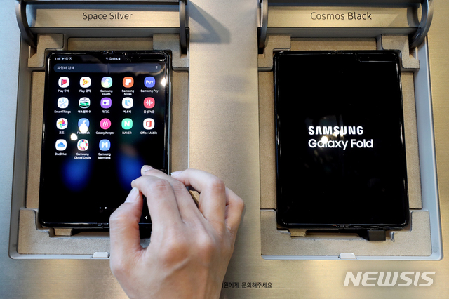 【서울=뉴시스】김병문 기자 = 삼성전자 폴더블 스마트폰 '갤럭시 폴드 5G(Galaxy Fold 5G)'가 삼성전자 홈페이지와 전국 삼성 디지털 프라자, 모바일 스토어, 이동통신사 매장 등에서 판매를 시작한 21일 오후 서울 마포구 삼성디지털프라자 홍대점에서 시민들이 갤럭시 폴드를 살펴보고 있다. 2019.10.21.&nbsp; dadazon@newsis.com 