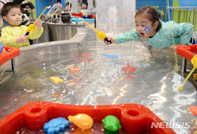 【전주=뉴시스】 김얼 기자= 어린이들이 21일 전북 전주시 전라북도 어린이 창의체험관 개관하자 체험관을 방문해 놀이기구를 만지며 신나게 놀고 있다. 2019.10.21. pmkeul@newsis.com