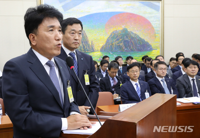 【서울=뉴시스】김명원 기자 = 함영주 하나금융그룹 부회장이 21일 오후 서울 여의도 국회 정무위원회에서 열린 금융위원회 금융감독원 종합 국정감사에 증인으로 출석해 의원들의 질의에 답하고 있다. 오른쪽은 정채봉 우리은행 부행장. 2019.10.21. kmx1105@newsis.com