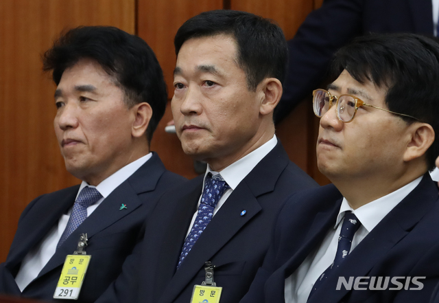 【서울=뉴시스】김명원 기자 = 증인 함영주(왼쪽) 하나금융그룹 부회장, 증인 정채봉(가운데) 우리은행 부행장이 21일 오후 서울 여의도 국회 정무위원회에서 열린 금융위원회 금융감독원 종합 국정감사에 출석해 자리하고 있다. 2019.10.21. kmx1105@newsis.com