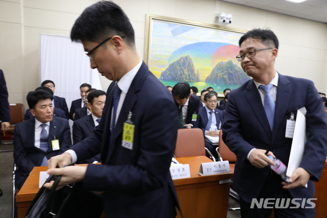 【서울=뉴시스】김명원 기자 = 이종서(왼쪽) 미래에셋대우 본부장과 김은수 KTB투자증권 상무가 21일 오후 서울 여의도 국회 정무위원회에서 열린 금융위원회 금융감독원 종합 국정감사에 출석해 의원들의 질의에 답변을 마치고 감사장을 나서고 있다. 2019.10.21. kmx1105@newsis.com