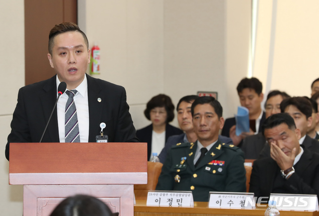 【서울=뉴시스】고승민 기자 = 임태훈 군인권센터 소장이 21일 서울 여의도 국회에서 열린 국방위원회의 국방부, 병무청, 방위사업청, 합동참모본부 등 국정감사(종합감사)에서 증인 자격으로 참석해 의원 질의에 답하고 있다. 2019.10.21.kkssmm99@newsis.com