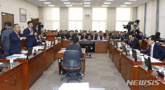 【서울=뉴시스】고승민 기자 = 자유한국당 이주영 의원을 비롯한 야당 의원들과 더불어민주당 의원들이 21일 서울 여의도 국회에서 열린 국방위원회의 국방부, 병무청, 방위사업청, 합동참모본부 등 국정감사(종합감사)에서 계엄령 문건 관련 공개 여부를 두고 설전을 벌이고 있다. 2019.10.21.kkssmm99@newsis.com