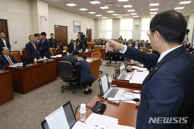 【서울=뉴시스】고승민 기자 = 자유한국당 이주영 의원을 비롯한 야당 의원들과 더불어민주당 의원들이 21일 서울 여의도 국회에서 열린 국방위원회의 국방부, 병무청, 방위사업청, 합동참모본부 등 국정감사(종합감사)에서 계엄령 문건 관련 공개 여부를 두고 설전을 벌이고 있다. 2019.10.21. kkssmm99@newsis.com