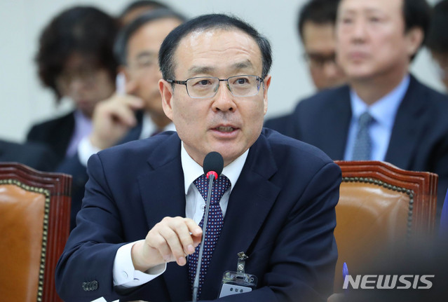 【서울=뉴시스】 장세영 기자 = 오세정 서울대학교 총장이 21일 오후 서울 여의도 국회에서 열린 교육위원회 소관 교육부 본부와 소속기관, 국립대, 교육청 마지막 종합국정감사에 참석해 의원 질의에 답하고 있다. 2019.10.21. photothink@newsis.com