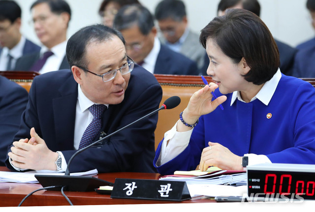 【서울=뉴시스】 장세영 기자 = 유은혜 (오른쪽)부총리 겸 교육부장관과 오세정 서울대학교 총장이 21일 오후 서울 여의도 국회에서 열린 교육위원회 소관 교육부 본부와 소속기관, 국립대, 교육청 마지막 종합국정감사에 참석해 이야기를 나누고 있다. 2019.10.21.&nbsp; photothink@newsis.com