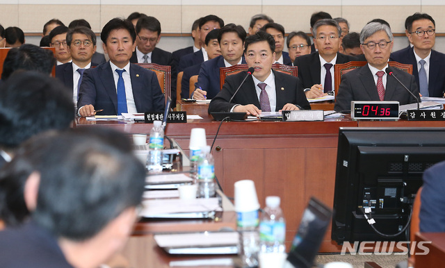 【서울=뉴시스】이종철 기자 = 김오수 법무부 차관이 21일 서울 여의도 국회에서 열란 법제사법위원회 종합국정감사에서 의원 질의에 답변을 하고 있다. 2019.10.21. jc4321@newsis.com