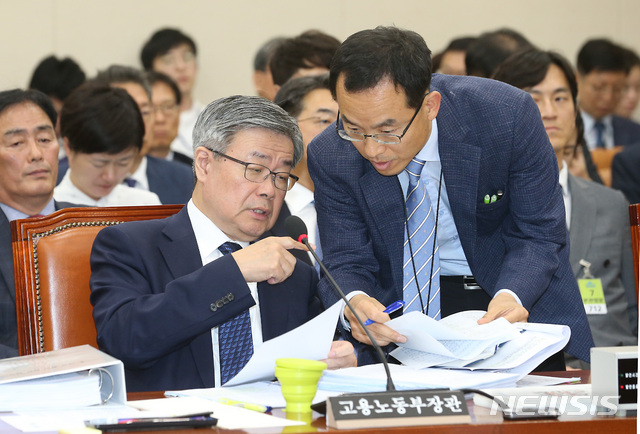 【서울=뉴시스】이종철 기자&nbsp; = 이재갑 고용노동부 장관이 21일 오전 서울 여의도 국회에서 열린 환경노동위원회 종합국정감사에서 의원들의 질의에 답변을 논의하고 있다. 2019.10.21.jc4321@newsis.com
