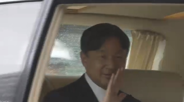 【서울=뉴시스】나루히토(德仁) 일왕이 22일 오전 8시를 넘어 차량에 탑승해 거처인 아카사카 고쇼(赤坂御所)를 출발하고 있다. 9시부터 시작되는 즉위 의식을 치르기 위해 도쿄 고쿄(皇居) 내 규츄산덴(宮中三殿)으로 향하고 있다. 사진은 NHK 갈무리. 2019.10.22. 