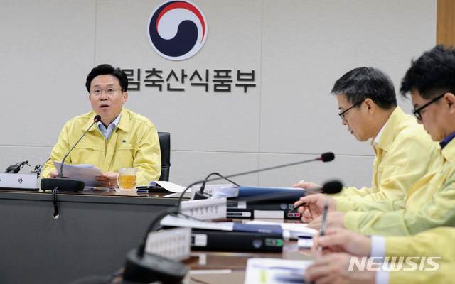 【세종=뉴시스】이재욱 농림축산식품부 차관이 22일 오전 정부세종청사에서 아프리카돼지열병(ASF) 방역 상황을 점검하기 위한 회의를 주재하고 있다. 2019.10.22 (사진 = 농식품부 제공) photo@newsis.com 