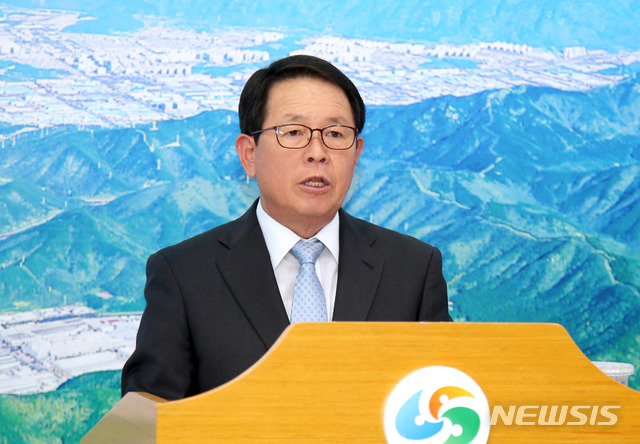 【창원=뉴시스】 강경국 기자 = 김진술 경남 창원시 도시정책국장이 오는 12월 준공 예정인 의창구 중동 유니시티 3·4단지에 대한 사전점검 및 품질검수에 대해 설명하고 있다. 2019.10.22. (사진=창원시청 제공)photo@newsis.com