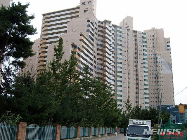 【서울=뉴시스】김가윤 기자 = 서울 강동구 암사동 509 선사현대아파트 107동 504호가 경매에 나왔다. 2000년 6월 준공된 16개동 2938세대 대단지로 해당 물건은 28층 중 5층이다. 전용면적은 83㎡다. 2019.10.28 (제공=지지옥션)&nbsp; yoon@newsis.com