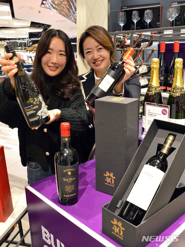 【부산=뉴시스】 부산지역 롯데백화점 4개점은 오는 25일부터 11월 10일까지 각 점별 식품관에서 롯데쇼핑 창립 40주년 기념 '월드 와인 슈퍼쇼'를 개최한다고 22일 밝혔다. 사진은 부산본점 지하 2층 와인코너에서 창립 40주년 특별와인을 선보이고 있는 모습. 2019.10.22. (사진=롯데백화점 제공)photo@newsis.com