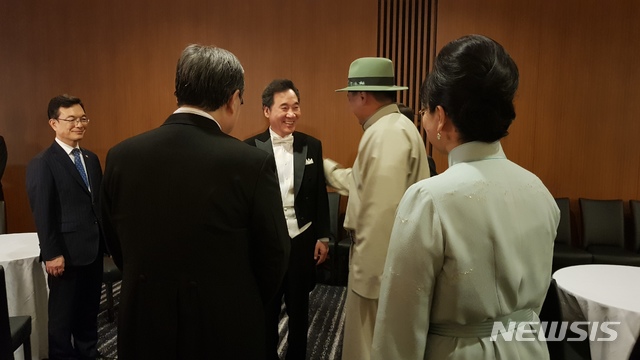 【도쿄=뉴시스】 이낙연 국무총리가 22일 나루히토(德仁) 일왕 즉위 의식에 참석한 오흐나 후렐수흐 몽골 총리와 환담을 나누고 있는 모습. 2019.10.22. (사진=총리실 제공) photo@newsis.com 