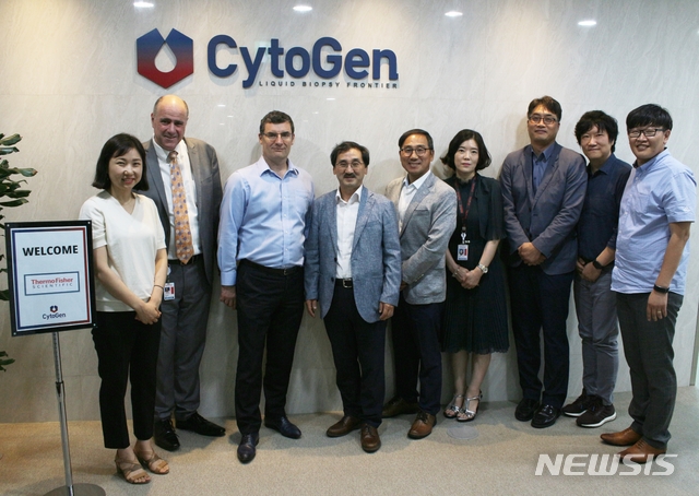 【서울=뉴시스】혈중암세포(CTC·Circulating Tumor Cell) 기반 액체생검 전문기업인 코스닥 상장사 싸이토젠(217330)은 생명과학 기업인 써모피셔사이언티픽(Thermo Fisher Scientific)과 공동기술개발 협약을 맺었다고 22일 밝혔다. 2019.10.22(사진=싸이토젠 제공) photo@newsis.com