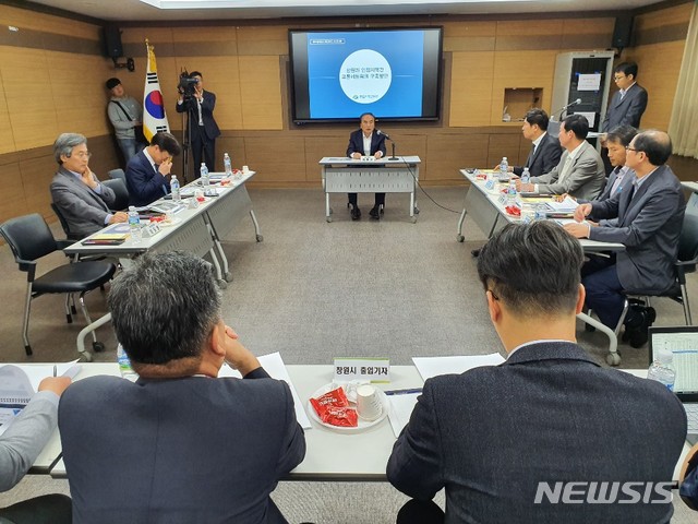 【창원=뉴시스】 강경국 기자 = 이현규 경남 창원시 제2부시장이 22일 창원시청 제2별관 회의실에서 열린 창원시정연구원의 비음산터널 용역 결과 보고회에 참석해 인사말을 하고 있다. 2019.10.22. kgkang@newsis.com
