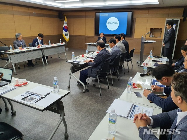 【창원=뉴시스】 강경국 기자 = 이현규 경남 창원시 제2부시장이 22일 창원시청 제2별관 회의실에서 열린 창원시정연구원의 비음산터널 용역 결과 보고회에 참석해 인사말을 하고 있다. 2019.10.22. kgkang@newsis.com