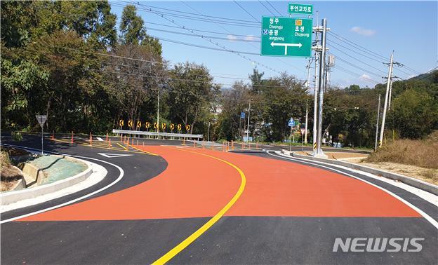 【청주=뉴시스】임선우 기자 = 도로 확장 공사가 완료된 충북 청주시 청원구 북이면 대길리~부연리 군도 24호선. 2019.10.22. (사진=청주시 제공) photo@newsis.com