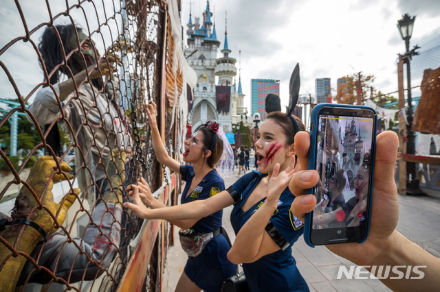 【서울=뉴시스】롯데월드 어드벤처 '핼러윈 포토 스폿'