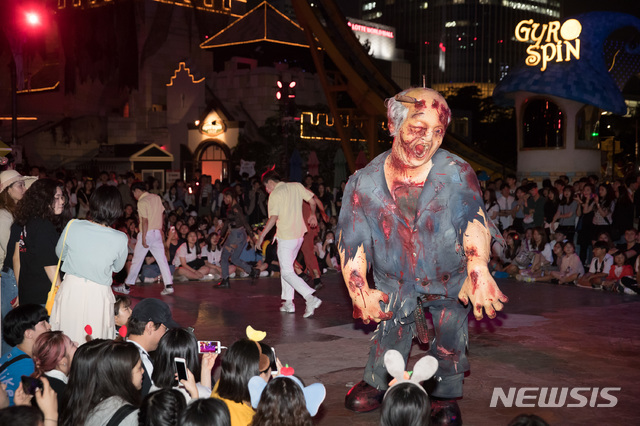 【서울=뉴시스】롯데월드 어드벤처 '호로 할로윈'의 '거대 좀비'