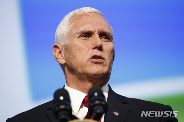 【워싱턴=AP/뉴시스】마이크 펜스 미국 부통령이 21일(현지시간) 미국 워싱턴의 워싱턴컨벤션센터에서 열린 ‘2019 국제우주대회(International Astronautical Congress)’ 개막식에 참석해 연설하고 있다.&nbsp; 펜스 부통령은 “아폴로 11호의 달 착륙 이후 달 탐사가 ‘아르테미스’ 계획으로 또다시 현실화하고 있다”면서 “아르테미스 계획과 화성 탐사를 위한 루나 게이트웨이는 국제 협력으로 가능해질 것”이라고 밝혔다.&nbsp; 펜스 부통령은 “2024년 아르테미스 계획을 통해 인류 최초로 여성 우주인이 달에 발을 내디딜 것”이라고도 말했다. 2019.10.22.&nbsp; 