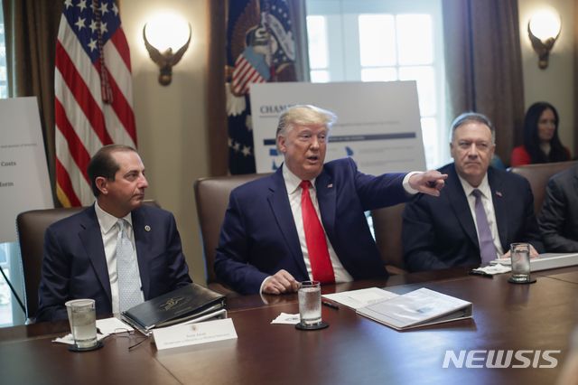 【워싱턴=AP/뉴시스】 도널드 트럼프 미국 대통령이 21일(현지시간) 워싱턴 백악관 내 캐비넷룸에서 각료회의를 주재하고 있다. 2019.10.22 