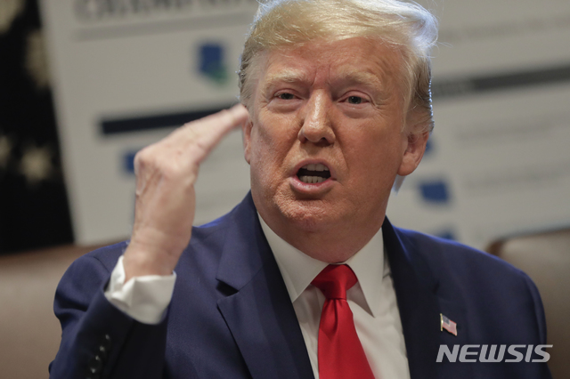  【워싱턴=AP/뉴시스】도널드 트럼프(왼쪽 가운데) 미국 대통령이 21일(현지시간) 백악관 캐비닛룸에서 각료회의를 주재하며 발언하고 있다.&nbsp; 트럼프 대통령은 각료회의에서 한미 자유무역협정(FTA) 개정이 생각보다 훨씬 미국에 유리하게 이뤄졌다고 말했다. 그는 "힐러리 클린턴이 이끌었던 한국과의 무역협정은 끔찍했으나 개정을 통해 환상적인 합의를 이뤄냈다"라며 "우리가 생각했던 것보다 훨씬 더 좋게 됐다"라고 말했다. 2019.10.22. 