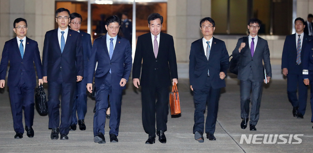 【성남=뉴시스】전신 기자 = 나루히토 일왕 즉위의식 참석차 일본을 방문하는 이낙연 국무총리가 22일 경기도 성남 서울공항에서 공군 1호기 탑승을 위해 이동하고 있다. 2019.10.22.&nbsp;&nbsp; photo1006@newsis.com