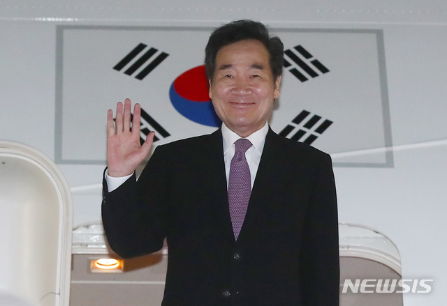 【성남=뉴시스】전신 기자 = 나루히토 일왕 즉위의식 참석차 일본을 방문하는 이낙연 국무총리가 22일 경기도 성남 서울공항에서 공군 1호기 탑승 전 손 흔들어 인사하고 있다. 2019.10.22.&nbsp; photo1006@newsis.com