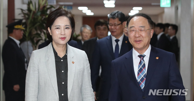 【서울=뉴시스】김선웅 기자 = 홍남기 경제부총리 겸 기획재정부 장관과 유은혜 사회부총리 겸 교육부 장관이 22일 오전 서울 종로구 정부서울청사에서 열린 국무회의에 참석하기 위해 회의실로 입장하고 있다. 2019.10.22. mangusta@newsis.com